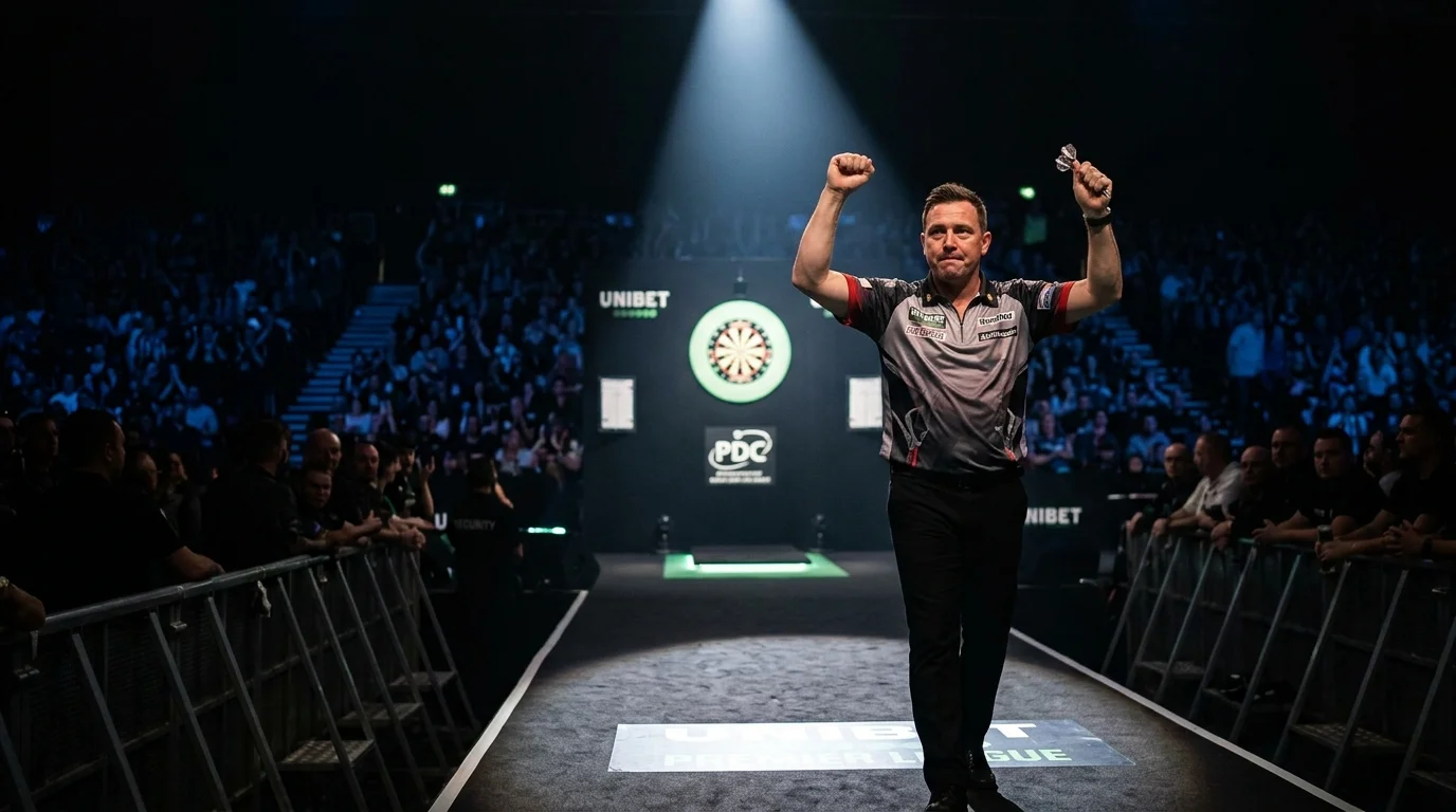 PDC Premier League нощ в британска арена — играч хвърля дартс под прожекторите